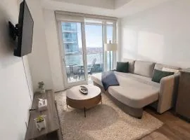 Stylish Oasis Condo - Gym, Bowling, Pool, Hot Tub