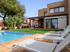 Villa Preciosa con picina cerca de la playa, Hotel in Cubelles
