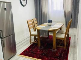 Elegant home near HeathrowAirport fast city access free parking and WiFi, Hotel in Northolt
