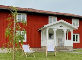 Red Wooden Cabin In Småland With Unexplored Forest, khách sạn ở Hjälmaryd