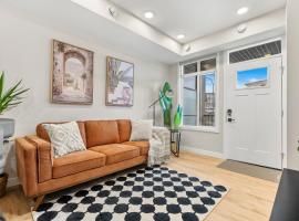 Chic & Cozy 1BR - 15 Mins from Calgary Airport, Hotel in Calgary