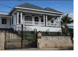 Paradise Palms Jamaica Vacation Rental، فندق في خليج مونتيغو