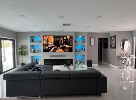 Fun n Chic house with pool in Miami, отель в городе Golden Glades