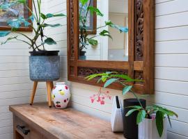 Queen St Cottage Family Retreat in Sandy Bay โรงแรมในแซนดีเบย์