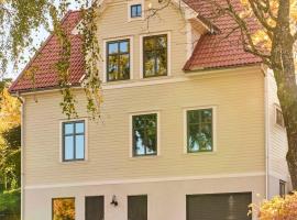 Toppmodern lägenhet i sekelskiftesvilla, хотел в Taberg