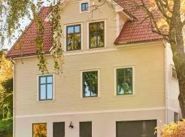 Toppmodern lägenhet i sekelskiftesvilla