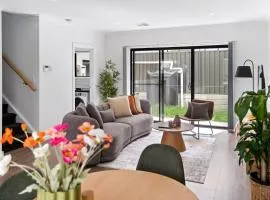 Steps to the Beach Cafes moderm stylish 3BR
