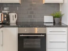 Chapel house-M65- Hospital- parking-shops-food-5 beds- sleeps 7