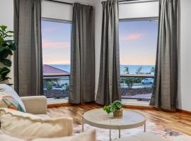 Sunset Ocean View Retreat 4BM House, hotel v destinaci Christies Beach