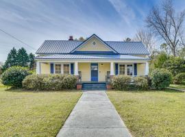 Half-Mi to Dtwn Wendell! 60s Farmhouse w/ Fire Pit, hotel a Wendell
