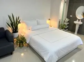 Coco City Jacuzzi 1-Airport City Access