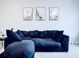 Modern 1 bed Flat-Private Balcony with Stunning views & Free Parking