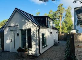 Architected -designed house near beach and city center, hotel v destinaci Höllviken