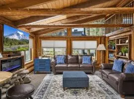 Unique Log cabin at Rainier with Hot Tub-Fast WiFi