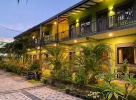 The Paramount Lodge & Villas