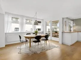 Central and modern apartment by the sea