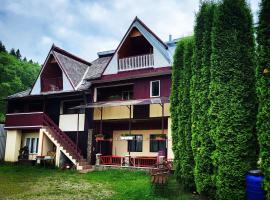 Pensiunea Poieni, hotel u gradu Čahlau