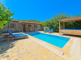 Havuzu Korunaklı Jakuzili Villa, hotel i Kınalı