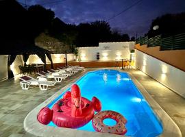 Holiday Home Three Sisters with Swimming Pool & Jacuzzi: Mijaca şehrinde bir otel