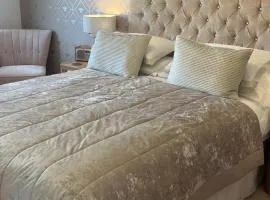 Boston Boutique Homestay King Bed Ensuite breakfast parking village location