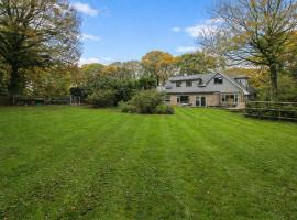 5 Bedroom Family House Nr Sandbanks 10-12 guests, Hotel in Corfe Mullen