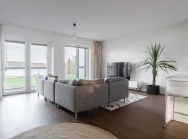110m2, Lake view, free parking hall,sauna, AC