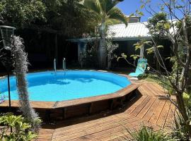 Latikaz, maison créole avec piscine privée pour 8 à 10 personnes, Hotel in Les Avirons