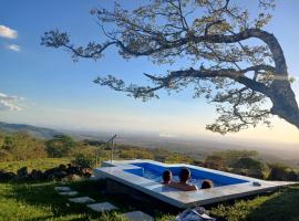Casa con jacuzzi y vista expectacular Walhalla, Hotel in Cañas