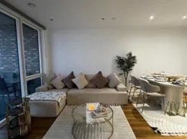 2BR 2Bath Riverside flat city airport Gallions Reach Excel