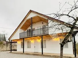 Loreta's Canyon Farmhouse