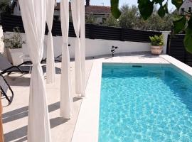 Villa Roko - Luxury Villa 60m from beach!, Hotel in Ždrelac