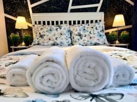 Charming Home Away - Free Parking, Hotel in Montreal