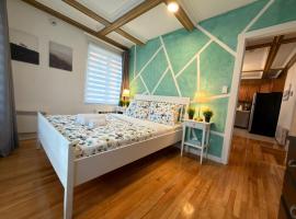 Spacious Group Home Combo, Sleeps 20- Free Parking, Hotel in Montreal