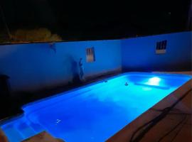 Maison familiale avec piscine, hotel em Berre-lʼÉtang
