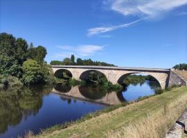 Charmant logement en bord de Creuse, hotel in Port-de-Piles
