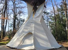 TIPIsche trekkershut - Camping Le Soustran, hotel a Neuvic