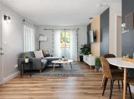Private Yard Escape - 8 Min to Beach - Quiet &Stylish