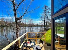 Ella, Prague river terrace, free parking, Hotel in Prag