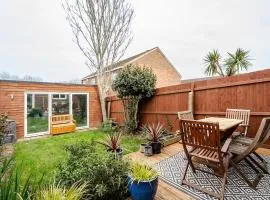 Serene garden 2-bed home with parking