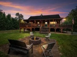 7SD Cozy Log Cabin near Bretton Woods with Hot Tub, Firepit, Private Year