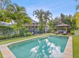 Tropical Oasis: Heated Spa, Pool & Huge Decks