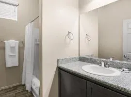 Landing Chic 1BD Clubhouse