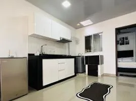 Moderno apartaestudio amoblado con parqueadero