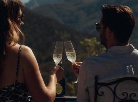 Le Case di Rosie, Tuscan Mountain View apartment, Pool, hotel i Gragnola