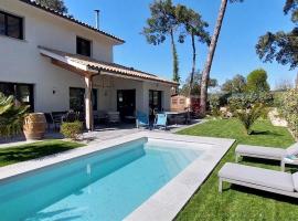 Villa des Pins - 10 pers - 5 chambres - Piscine chauffée - climatisation - plage à 5 min, готель у місті Лабенн