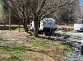 Camper on the New River in Todd, NC, hotel em Todd