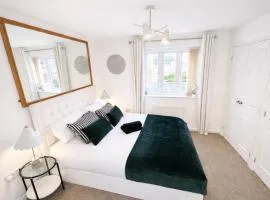 Luxury Solihull 2-BR Apartment near BP Pulse Arena, NEC, Bham Airport, Resorts World, JLR, HS2, Solihull Centre & Hospital