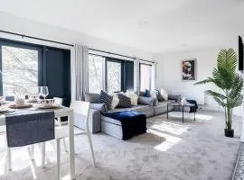 Leeds Luxury Apartment - Free Parking -Sleeps 12