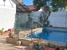 Casa con piscina en barrio residencial