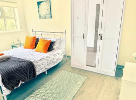 Park & Stay Maisonette, hotel in Earley